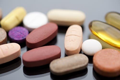 Người bị suy thận mạn có thể phải sử dụng thuốc để điều chỉnh nồng độ hóa chất trong máu.