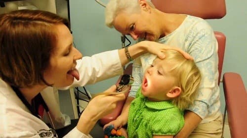 Chẩn đoán bệnh sởi được thực hiện bằng cách quan sát các triệu chứng đặc trưng của bệnh.