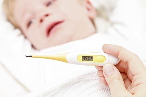 Trong thời kỳ khởi phát, người bệnh có thể bị sốt nhẹ kèm theo.