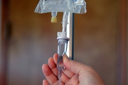 Điều trị ngộ độc thực phẩm phụ thuộc vào nguyên nhân gây bệnh và mức độ nghiêm trọng của các triệu chứng.