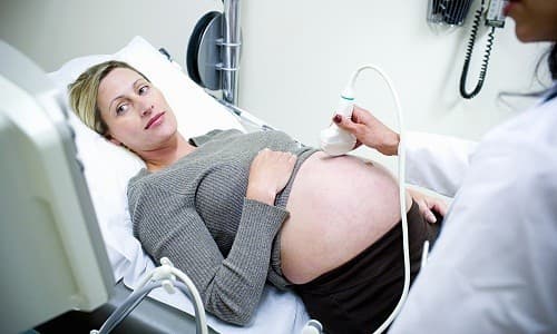 Nếu người mẹ đã nhiễm bệnh Rubella, bác sĩ sẽ thực hiện các xét nghiệm như siêu âm hoặc chọc ối để kiểm tra xem thai nhi có dấu hiệu bất thường nào không.