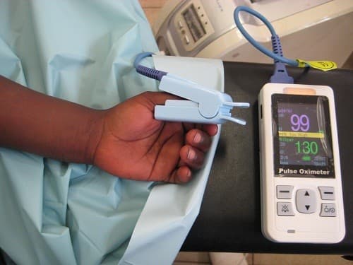 Đo độ bão hòa của oxy trong máu là một trong các xét nghiệm chẩn đoán suy hô hấp được áp dụng phổ biến.