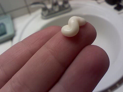 Phương pháp điều trị tác động trực tiếp lên da được gọi là phương pháp điều trị tại chỗ, bao gồm sử dụng các loại kem, thuốc mỡ, thuốc nước và gel. 