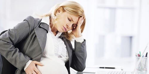 Căng thẳng, mệt mỏi hay ốm nghén có thể là nguyên nhân dẫn tới đau đầu khi mang thai.