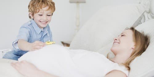 Người mẹ nên dành thời gian nghỉ ngơi, thư giãn, ngủ đủ giấc để hạn chế tình trạng đau đầu khi mang thai.