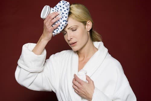 Dùng khăn lạnh đắp lên tránh giúp giảm đau đầu, đặc biệt là với những người mắc chứng đau nửa đầu.