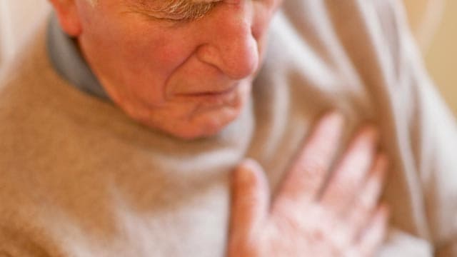 Dấu hiệu ung thư phổi giai đoạn cuối thường là ho dai dẳng, đau ngực, khó thở, vv...