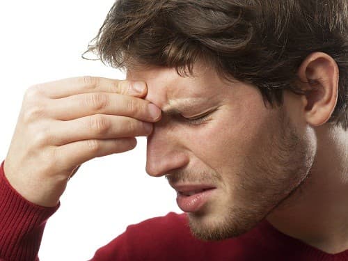 Viêm mũi dị ứng có thể khiến người bệnh hắt hơi, ngứa, nghẹt mũi, chảy nước mũi. 