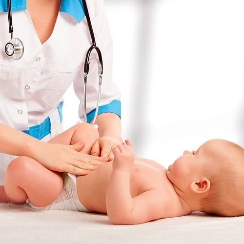 Tới bệnh viện để kiểm tra ngay nếu các triệu chứng của viêm da dị ứng ở trẻ không có dấu hiệu thuyên giảm và vùng da thương tổn bị nhiễm trùng. 