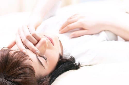 . Ngưng thở khi ngủ là sự gián đoạn tạm thời của hơi thở trong khi ngủ, có thể dẫn tới thiếu oxy máu và liên quan đến ngủ ngày quá nhiều. 