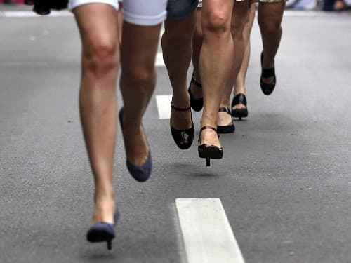 Để hạn chế bớt các tác hại của giày cao gót đối với sức khỏe đôi chân, bạn nên hạn chế tối đa việc đi giày quá cao.