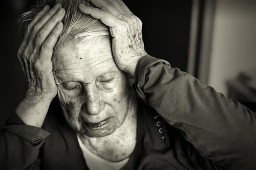 Alzheimer là bệnh thoái hóa não bộ không hồi phục, đặc trưng bởi sự suy giảm về nhận thức, hành vi và khả năng thể chất nghiêm trọng ảnh hưởng tới cuộc sống hàng ngày.