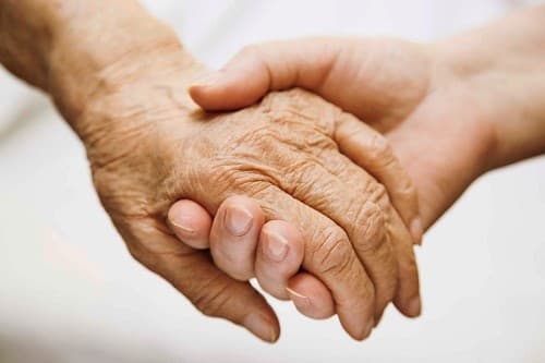 Điều trị các triệu chứng hành vi giúp bệnh nhân Alzheimer cảm thấy thoải mái hơn và người nhà cũng thuận tiện hơn trong việc chăm sóc.