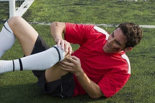 Chấn thương như gãy xương, đứt dây chằng các khớp gối... có thể là nguyên nhân gây tràn dịch khớp gối 