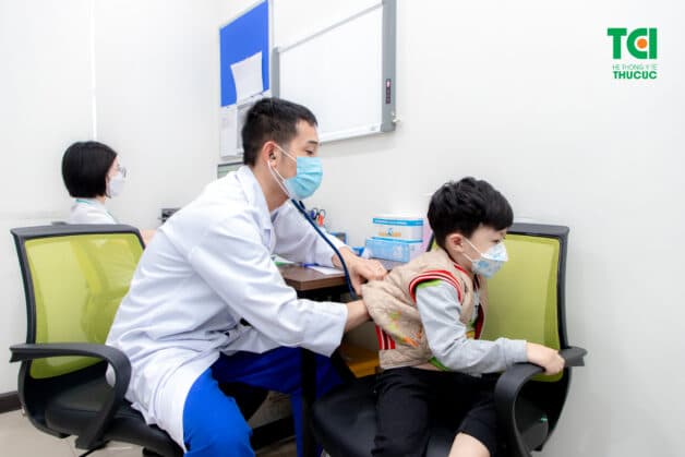 Thăm khám với chuyên gia để được chỉ định thuốc điều trị triệu chứng sởi