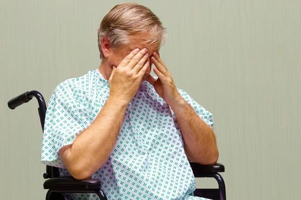 Ung thư đại tràng giai đoạn cuối có thể gây ra nhiều triệu chứng khiến người bệnh buồn phiền và mặc cảm.