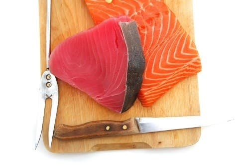 Dầu trong cá hồi, cá ngừ và các loại cá béo khác giúp chống viêm, giảm ngứa, đỏ do vẩy nến. 