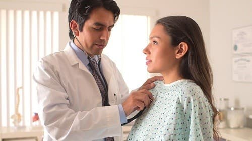 Tim đập nhanh, khó thở là các triệu chứng về tim mạch có thể gặp ở những người bị thiếu máu.