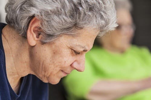 Triệu chứng về nhận thức chung do thiếu máu bao gồm khó tập trung, giao tiếp hoặc cảm giác buồn bã, trầm cảm.