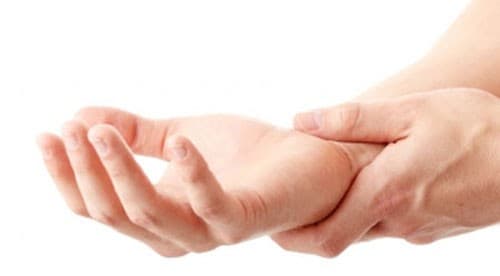 canh-giac-khi-bi-te-moi-chan-tay