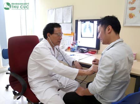 PGS.,TS,.BS.Thầy thuốc nhân dân Nguyễn Văn Quýnh - chuyên gia tim mạch hàng đầu bệnh viện Thu Cúc trực tiếp khám bệnh cho người bệnh