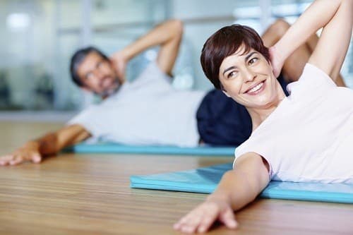 Tập thể dục và giảm cân giúp giảm tác động của tình trạng đổ mồ hôi trong thời kỳ mãn kinh.