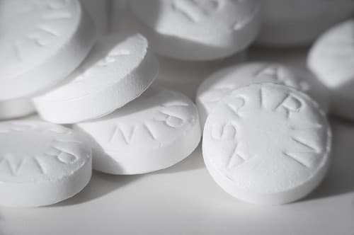 Aspirin có thể khiến cho nồng độ axit uric tăng lên, làm cho bệnh gút càng trở nên nghiêm trọng hơn.
