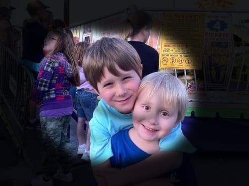 . Khi bệnh tiến triển, tầm nhìn của người bệnh bị thu hẹp dần, chỉ còn nhìn thấy những vật ở trước mặt, không thể nhìn thấy hai bên.