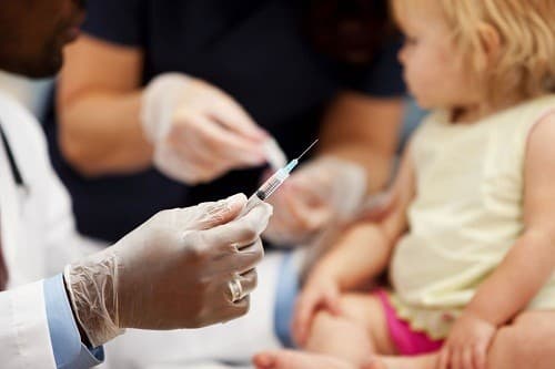 Tiêm vaccine phòng ngừa viêm gan A và viêm gan B.