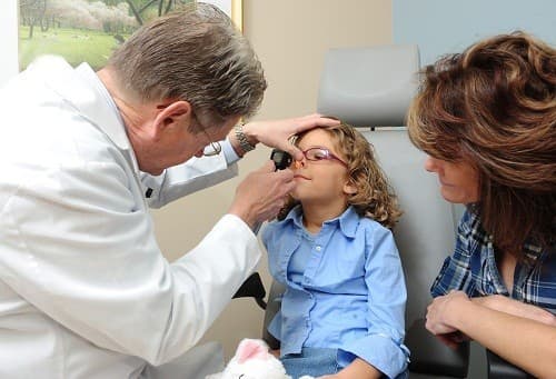 Khám lâm sàng, xét nghiệm máu và chẩn đoán hình ảnh giúp xác định chính xác nguyên nhân gây chảy máu mũi.