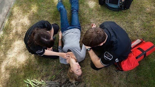 Khi bị chấn thương sọ não nhẹ, người bệnh có thể bị co giật và ngất xỉu. 