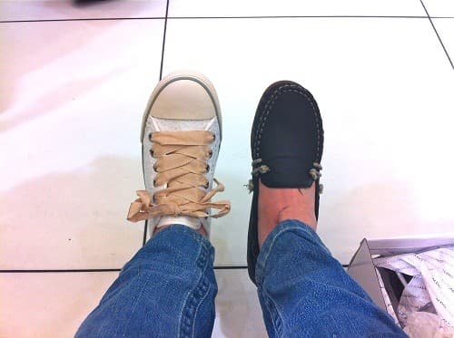 Để ngăn chặn các biến chứng ở chân, người bệnh tiểu đường nên chọn giày hợp lý, thoải mái.