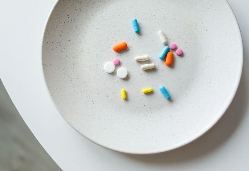 Thuốc kháng sinh và thuốc giảm đau như aspirin, penicillin và ibuprofen có thể gây ra những phản ứng như nổi mề đay và sưng ở một số người.