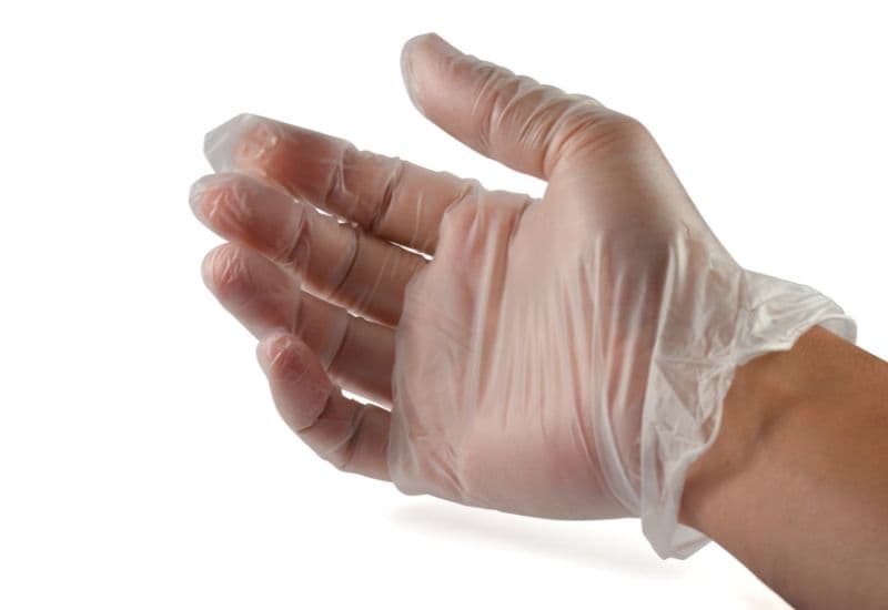 Các sản phẩm làm từ cao su như găng tay, bong bóng, núm vú bình sữa và mặt nạ phẫu thuật có thể dẫn tới mề đay nếu lượng cao su trong các sản phẩm này đủ để thâm nhập vào da.