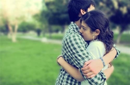 những người bị căng thẳng được ôm trong ngày hôm trước có khả năng chống lại vi-rút nhiều hơn so với những người chỉ được bắt tay. Ôm có thể làm giảm nguy cơ bị cảm lạnh