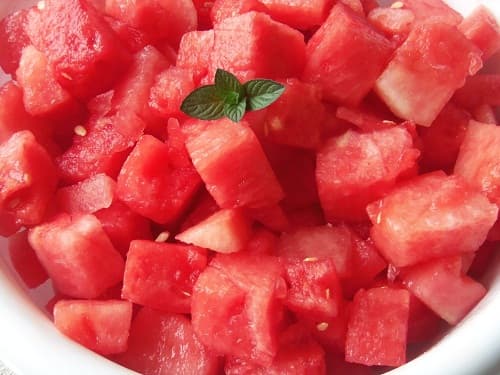 Dưa hấu có thể gọt vỏ ăn ngay hoặc làm sinh tố đều rất bổ dưỡng cho phụ nữ mang thai. 