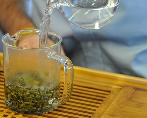 Trà đen hoặc trà xanh, có chứa polyphenol ức chế vi khuẩn sản xuất axit gây sâu răng.