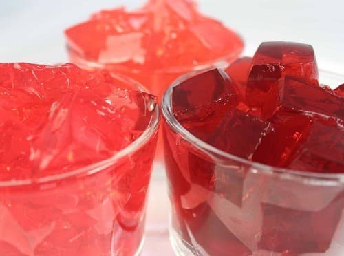 Trong công thức một số loại thạch, kẹo, bánh tráng miệng ử dụng gelantin làm chất kết dính, chất giúp đông thực phẩm.