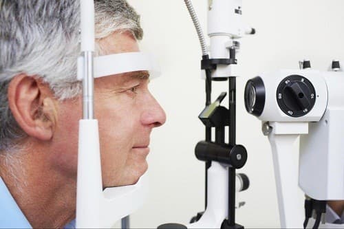 Nhiều người bệnh gặp triệu chứng khi nhìn vào ngọn đèn thấy quầng xanh đỏ như cầu vồng. 