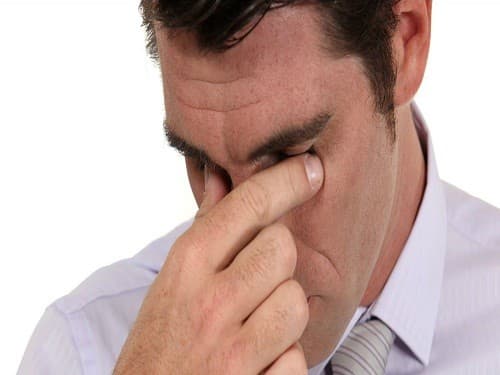 Một số dạng tăng nhãn áp xuất hiện đột ngột và gây đau mắt dữ dội kèm theo đau đầu.