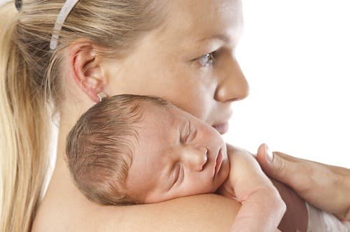 Tình trạng viêm màng não và sốt cao có thể khiến cho trẻ rơi vào trạng thái lơ mơ. 