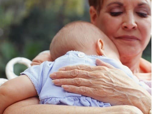 Điều trị vẹo cột sống ở trẻ sơ sinh tùy thuộc vào mức độ nghiêm trọng của độ cong vẹo cột sống. 