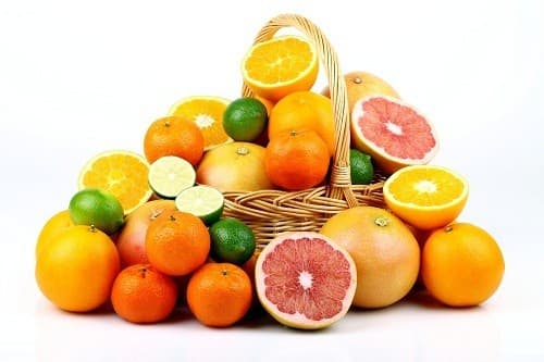 Vitamin C tự nhiên có nhiều trong trái cây họ cam quýt, dâu tây, cà chua và các loại rau lá xanh.