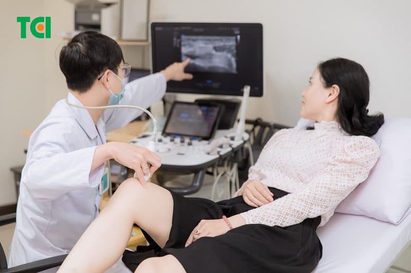 Tình trạng đau đầu gối khi xuống cầu thang không chỉ gây cản trở sinh hoạt hằng ngày mà còn tiềm ẩn nguy cơ làm phát sinh hoặc làm nặng thêm các bệnh lý xương khớp