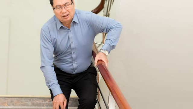 Lên xuống cầu thang bị đau đầu gối có nguy hiểm không?