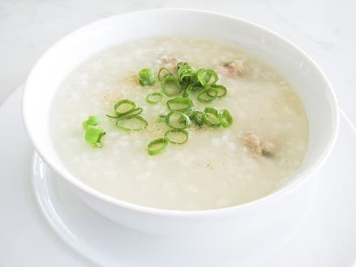 Ngày đầu sau mổ, người bệnh nên ăn nhẹ bằng cháo hoặc súp, uống nhiều nước (tư 2 lít trở lên). 