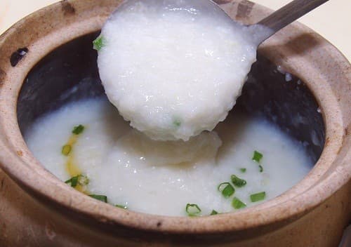 Sau mổ ruột thừa, người bệnh chỉ nên ăn đồ ăn dạng lỏng như cháo, tránh tiêu thụ những loại đồ ăn dạng rắn. 