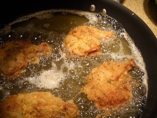 Bệnh nhân sau khi mổ ruột thừa không nên ăn nhiều đồ ăn chiên rán.