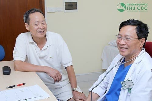 BS. Nguyễn Văn Quýnh đang vấn điều trị cho người bệnh.