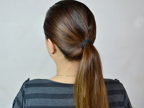 Những người có thói quen buộc tóc đuôi ngựa trong thời gian quá lâu có thể cảm thấy đau ở tóc.